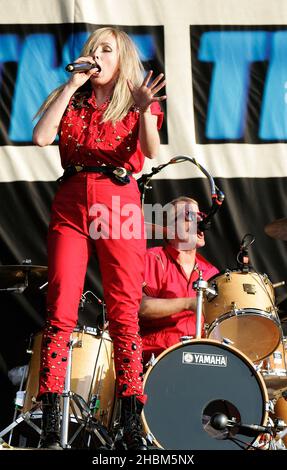 Katie White e Jules de Martino of the Ting Tings si esibiscono sul palco al Wireless Festival di Hyde Park, Londra Foto Stock