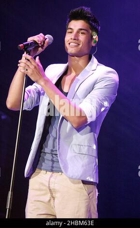 Siva Kaneswaran del Wanted si esibisce sul palco al Birthday Party of the Transformation Trust del 1st presso l'Arena 02 di Londra. Foto Stock