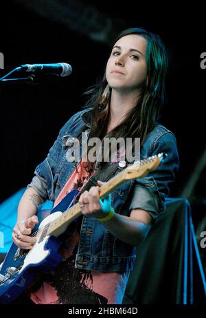 Holly Miranda suona dal vivo alla Somerset House nel centro di Londra. Foto Stock