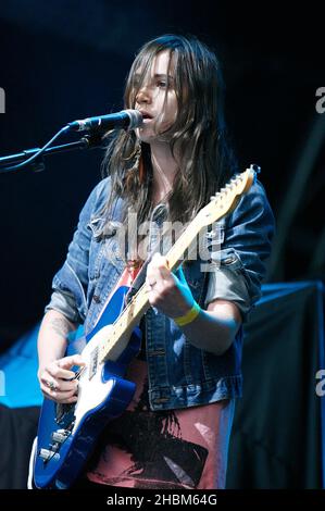 Holly Miranda suona dal vivo alla Somerset House nel centro di Londra. Foto Stock