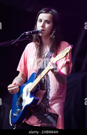 Holly Miranda suona dal vivo alla Somerset House nel centro di Londra. Foto Stock