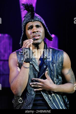 Jason Derulo si esibisce sul palco all'O2 Shepherd's Bush Empire di Londra. Foto Stock