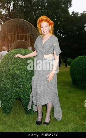 Vivienne Westwood al 'A Garden Party to make a Difference' presso Clarence House, Gardens, Londra. Foto Stock