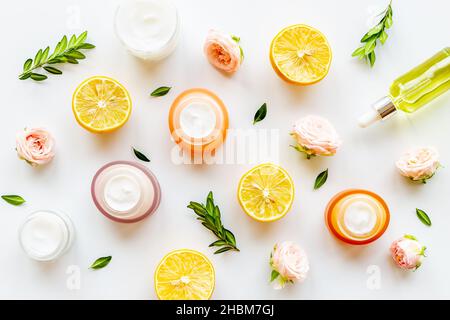 Agrumi olio essenziale e medicina erbe cosmetiche con fiori Foto Stock