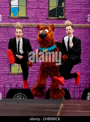 Jedward trova Scooby-Doo! Mystery Mansion Tour presso la casa di Battersea Dogs and Cats a Battersea, Londra Foto Stock