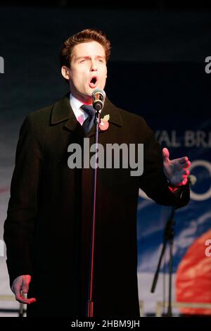 Stephen Bowman di Blake si esibisce sul palco durante il silenzio in the Square, uno speciale silenzio di due minuti, offrendo al pubblico un luogo collettivo per osservare il Remembrance Day a Trafalgar Square a Londra. Foto Stock