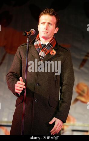 Stephen Bowman di Blake si esibisce sul palco durante il silenzio in the Square, uno speciale silenzio di due minuti, offrendo al pubblico un luogo collettivo per osservare il Remembrance Day a Trafalgar Square a Londra. Foto Stock