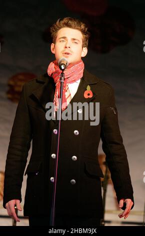 Stephen Bowman di Blake si esibisce sul palco durante il silenzio in the Square, uno speciale silenzio di due minuti, offrendo al pubblico un luogo collettivo per osservare il Remembrance Day a Trafalgar Square a Londra. Foto Stock