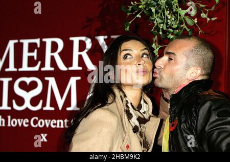 Christine Blailley e Louie Spence al mercato di Covent Garden: Lancio di Merry Kissma e luci si accendono, Londra. Foto Stock