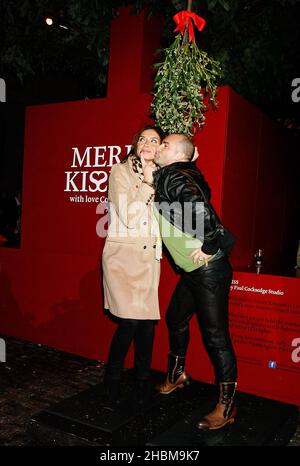 Christine Blailley e Louie Spence al mercato di Covent Garden: Lancio di Merry Kissma e luci si accendono, Londra. Foto Stock