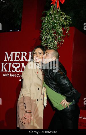 Christine Blailley e Louie Spence al mercato di Covent Garden: Lancio di Merry Kissma e luci si accendono, Londra. Foto Stock