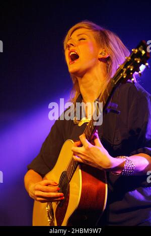 Ellie Goulding si esibisce alle Mencap Little Noise Sessions presso l'Union Chapel di Londra. Foto Stock