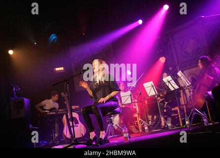 Ellie Goulding si esibisce alle Mencap Little Noise Sessions presso l'Union Chapel di Londra. Foto Stock