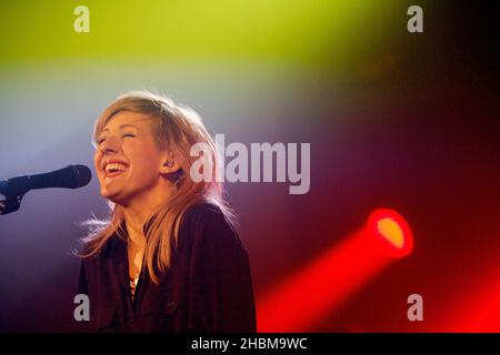 Ellie Goulding si esibisce alle Mencap Little Noise Sessions presso l'Union Chapel di Londra. Foto Stock