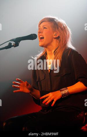 Ellie Goulding si esibisce alle Mencap Little Noise Sessions presso l'Union Chapel di Londra. Foto Stock