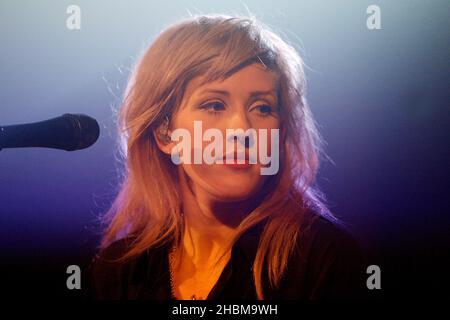 Ellie Goulding si esibisce alle Mencap Little Noise Sessions presso l'Union Chapel di Londra. Foto Stock