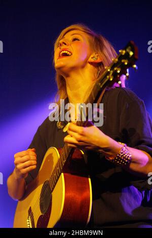 Ellie Goulding si esibisce alle Mencap Little Noise Sessions presso l'Union Chapel di Londra. Foto Stock