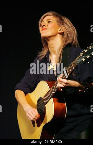 Ellie Goulding si esibisce alle Mencap Little Noise Sessions presso l'Union Chapel di Londra. Foto Stock