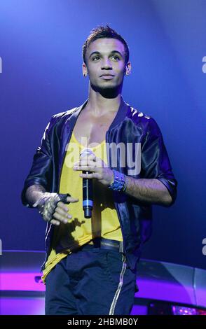 Aston Merrygold di JLS si esibisce sul palco alla Arena 02 di Londra. Foto Stock