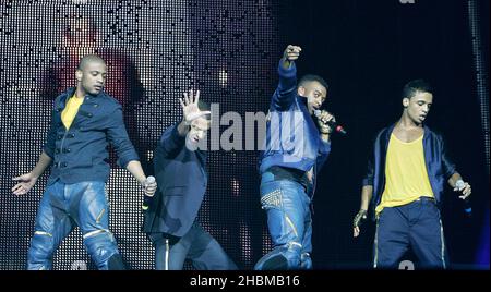 JB Jonathan Gill, Marvin Humes, Oritse Williams e Aston Merrygold di JLS suonano sul palco alla 02 Arena di Londra. Foto Stock