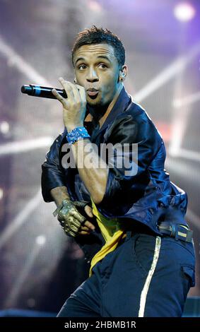 Aston Merrygold di JLS si esibisce sul palco alla Arena 02 di Londra. Foto Stock