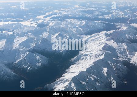 Vista panoramica sulle montagne innevate dall'alto. Cime innevate Foto Stock