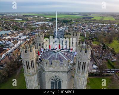 Foto datata Dicembre 10th mostra i coristi della Cattedrale di Ely a Cambridgeshire che hanno la mattina pratica sulla Torre Ovest il Venerdì mattina. I cantori cantarono nella parte più alta della magnifica Cattedrale di Ely a Cambridgeshire questa mattina (venerdì), mentre provavano per una stagione festosa. Splendide foto aeree mostrano i ragazzi e le ragazze del coro che si esibiscono a 66 metri di altezza in cima alla Torre Ovest della cattedrale normanna, nel cuore delle Fens. I ragazzi e le ragazze si alzarono presto e salirono i 288 gradini fino alla cima della Torre, che fu costruita nel 1189, per esercitarsi per il loro Natale per Foto Stock