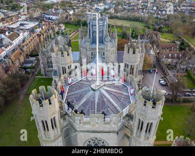 Foto datata Dicembre 10th mostra i coristi della Cattedrale di Ely a Cambridgeshire che hanno la mattina pratica sulla Torre Ovest il Venerdì mattina. I cantori cantarono nella parte più alta della magnifica Cattedrale di Ely a Cambridgeshire questa mattina (venerdì), mentre provavano per una stagione festosa. Splendide foto aeree mostrano i ragazzi e le ragazze del coro che si esibiscono a 66 metri di altezza in cima alla Torre Ovest della cattedrale normanna, nel cuore delle Fens. I ragazzi e le ragazze si alzarono presto e salirono i 288 gradini fino alla cima della Torre, che fu costruita nel 1189, per esercitarsi per il loro Natale per Foto Stock