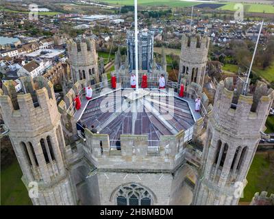 Foto datata Dicembre 10th mostra i coristi della Cattedrale di Ely a Cambridgeshire che hanno la mattina pratica sulla Torre Ovest il Venerdì mattina. I cantori cantarono nella parte più alta della magnifica Cattedrale di Ely a Cambridgeshire questa mattina (venerdì), mentre provavano per una stagione festosa. Splendide foto aeree mostrano i ragazzi e le ragazze del coro che si esibiscono a 66 metri di altezza in cima alla Torre Ovest della cattedrale normanna, nel cuore delle Fens. I ragazzi e le ragazze si alzarono presto e salirono i 288 gradini fino alla cima della Torre, che fu costruita nel 1189, per esercitarsi per il loro Natale per Foto Stock