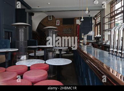 Archivio fotografico datato 15/05/20 dell'interno vuoto di un pub che rimane chiuso a causa della pandemia del coronavirus, a Marylebone, Londra. Una foto è stata ottenuta dal Guardiano che mostra il primo Ministro Boris Johnson, il suo allora fidanzato Carrie, e 17 altri membri del personale nel giardino Downing Street il 15 maggio 2020, con bottiglie di vino e un cheeseboard su un tavolo di fronte al primo Ministro. Data di emissione: Lunedì 20 dicembre 2021. Foto Stock