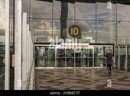 BANGKO, THAILANDIA - 18 ago 2018: BANGKOK, THAILANDIA - 01,2018 MAGGIO: Aeroporto Suvarnabhumi questo è l'ingresso al piano di check-in in uno dei più grandi Foto Stock