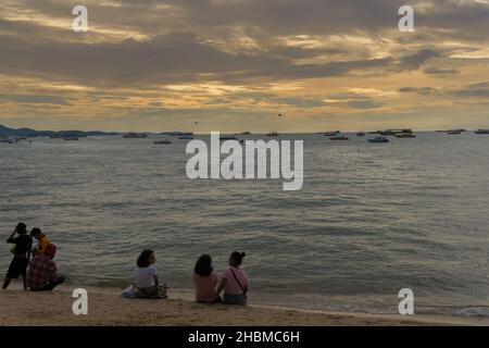 PATTAYA, THAILANDIA - Apr 29, 2018: PATTAYA, THAILANDIA - APRILE 29,2018: I turisti sulla spiaggia si rilassano e nuotano e noleggiano barche per viaggi.alcune persone thailandesi Foto Stock