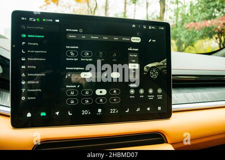 Schermo di informazione e intrattenimento di una Zeekr 001, un'auto elettrica cinese su una prova su strada a Hangzhou, provincia di Zhejiang, Cina. Foto Stock