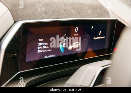 Strumentazione della Zeekr 001 un'auto elettrica cinese su un test drive a Hangzhou, provincia di Zhejiang, Cina. Foto Stock