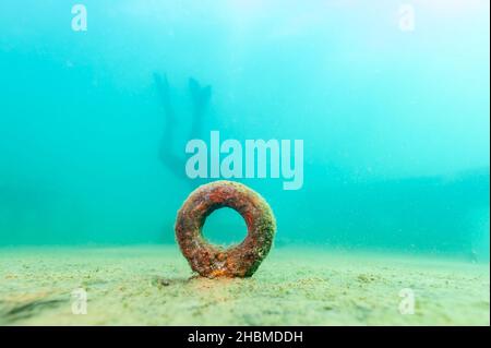 Un punto di fissaggio in metallo sul ponte del relitto delle Bermuda nella riserva sottomarina dell'Alger nel lago superiore Foto Stock