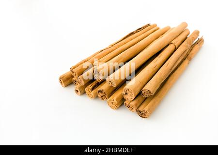 Bastoncini di cannella di alta qualità isolati su sfondo bianco. Vista ad angolo basso. Foto Stock