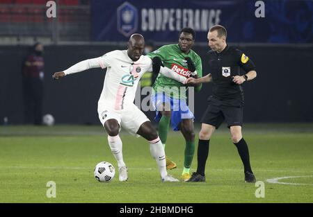 Valenciennes, Francia - 19 dicembre 2021, Danilo Pereira del PSG durante il round di Coppa di Francia del 32 partita di calcio tra Entente Feignies-Aulnoye e Paris Saint Germain (PSG) il 19 dicembre 2021 a Stade du Hainaut a Valenciennes, Francia - Foto: Jean Catuffe/DPPI/LiveMedia Foto Stock