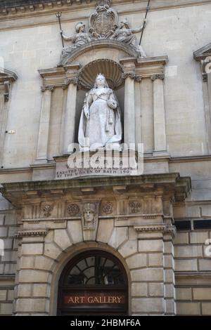 Statua della Regina Vittoria onn il Victoria Art Gallery edificio a Bath Inghilterra Foto Stock