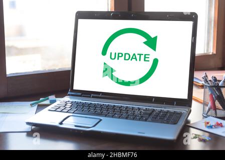 Lo schermo del laptop visualizza un concetto di aggiornamento Foto Stock