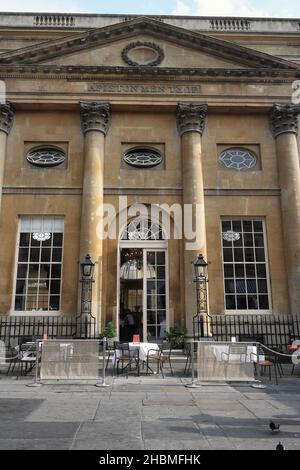 Il ristorante Grand Pump Room, in piazza Abbey Bath, centro città Inghilterra. Edificio classificato di livello i, architettura Georgiana Foto Stock