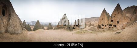 Panorama del complesso museale all'aperto Selime Camini delle fate in inverno senza persone in Cappadocia. Esplorazione in Turchia. Immagine spazio vuoto di sfondo Foto Stock