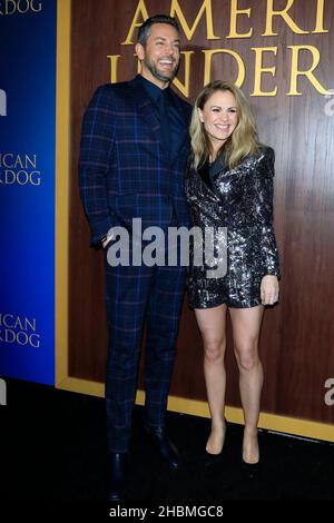 Los Angeles, Stati Uniti. 15th Dic 2021. LOS ANGELES - DEC 15: Zachary Levi, Anna Paquin all'American Underdog LA Premiere al TCL Chinese Theatre IMAX il 15 dicembre 2021 a Los Angeles, CA (Photo by Katrina Jordan/Sipa USA) Credit: Sipa USA/Alamy Live News Foto Stock