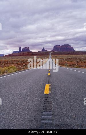 Un colpo verticale di una strada nella Monument Valley Oljato-Monument USA Foto Stock