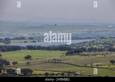 Impianti fotovoltaici tra Sierra de San Pedro dehesas, Alburquerque, Extremadura, Spagna. Vista aerea Foto Stock