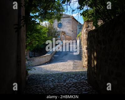 Strada vuota della città vecchia di le Puy-en-Velay, Francia, preso in una mattinata soleggiata estate senza gente Foto Stock