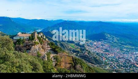 Una vista panoramica della serra de Queralt, a Berga, Catalogna, Spagna, che mette in evidenza il Santuario Mare de Deu de Queralt sulla sinistra e la città Foto Stock