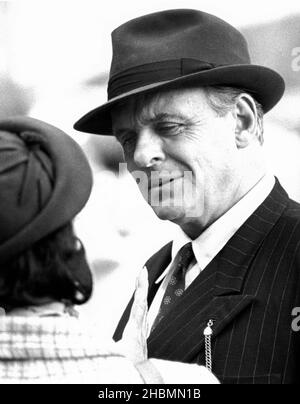 Anthony Hopkins e Debra Winger sul set cinematografico di Shadowlands durante le riprese del 1993 a Richmond-on-Thames, Surrey, Regno Unito Foto Stock