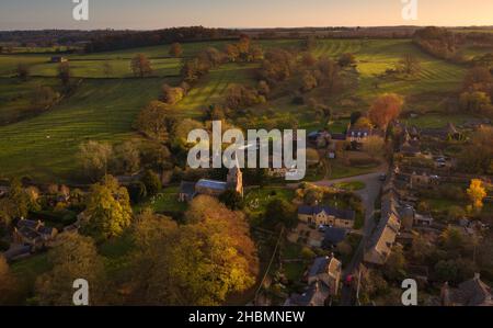 Swerford villaggio e chiesa in autunno colori, Cotswolds, oxfordshire, Inghilterra Foto Stock