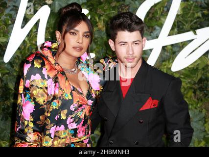 LONDRA, REGNO UNITO - 29 novembre 2021: Priyanka Chopra e Nick Jonas partecipano ai Fashion Awards 2021 alla Royal Albert Hall il 29 novembre 2021 in Foto Stock