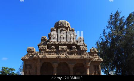 Questo generalmente chiamato come 'cinque rathas' come assomigliano ai carri processionali di un tempio.statue scolpite nella roccia. Questa è una caratteristica in molti Foto Stock